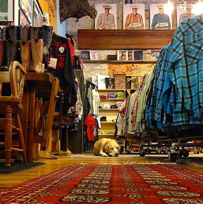 Linterno del negozio, foto credit Rockmount FB