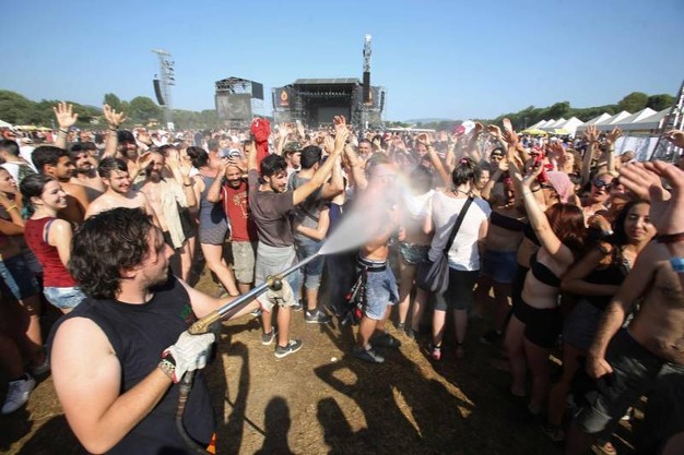 Idranti per rinfrescare il pubblico al concerto degli Aereosmith, foto credit La NAzione