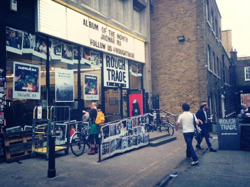 Marco corre verso l'ingresso di Rough Trade