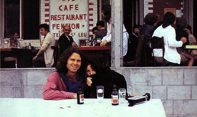 Jim e Pamela ritratti in un bistro parigino