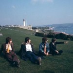 I BEATLES SCATTARONO UNA FOTO AI PIEDI DELLA SMEATON’S TOWER DI PLYMOUTH (E ANCHE NOI!)