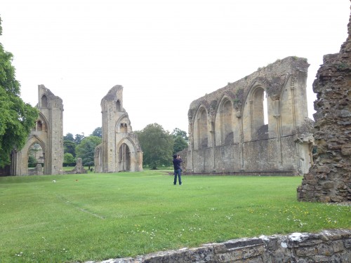 Marco tra i resti della Cattedrale Glastonbury