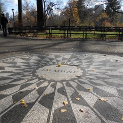 STRAWBERRY FIELDS MEMORIAL E DAKOTA BUILDING: TOUR NEWYORKESE SULLE TRACCE DI JOHN LENNON