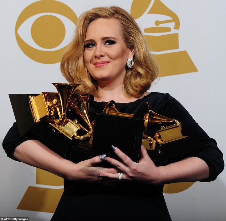 Adele fa bottino di Grammy Awards