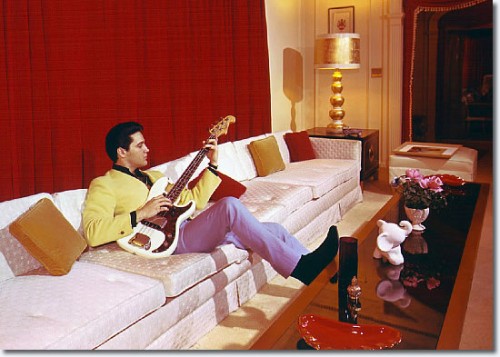 Elvis suona la chitarra tra le mura di graceland