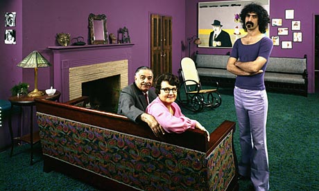 Zappa cn mamma e papà nella sua casa