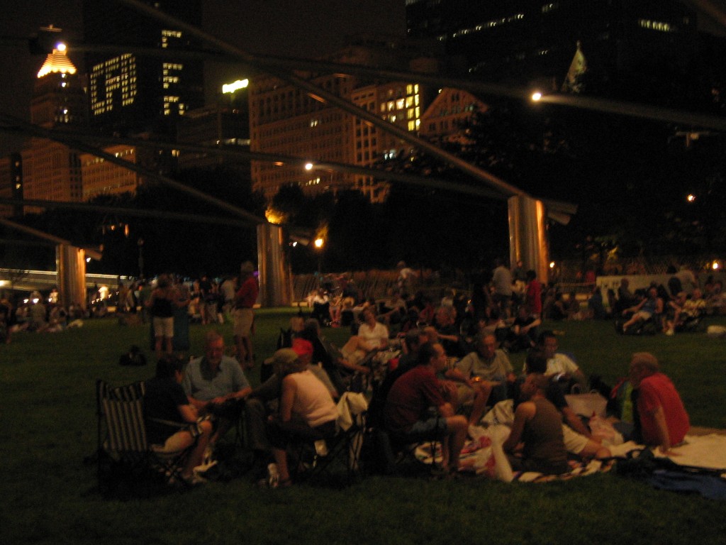 Tutti seduti al Millenium PArk