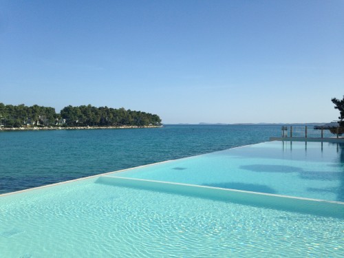 piscina sopra il mare