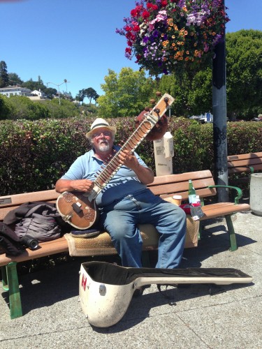 La musica di un sitar sul molo di Sausalito