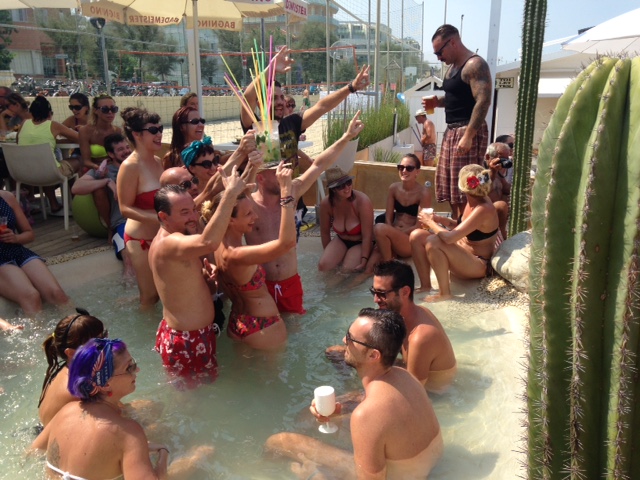 Ragazzi nella piscina del Mascalzone, foto di Gloria