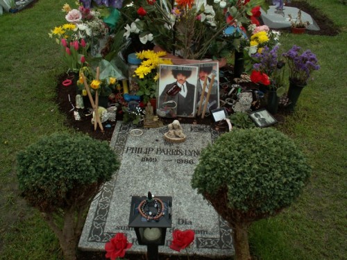 La tomba di Phil Lynott (Thin Lizzy), St Fintans Cemetary, Sutton, Dublin Credit www.ankh.co.nz