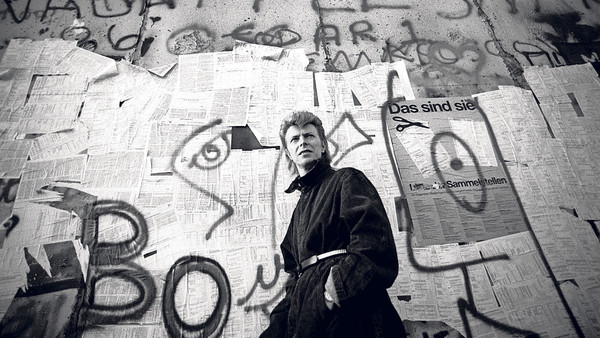 Bowie davanti al muro nel 1987