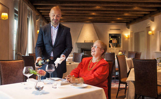 Joe e la mamma nel suo ristorante Orsone