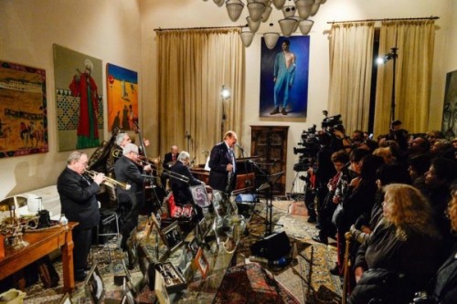 Renzo Arbore nella casa di Lucio Dalla a Bologna, 2 marzo 2015. (LaPresse/Ufficio stampa Fondazione Lucio Dalla)