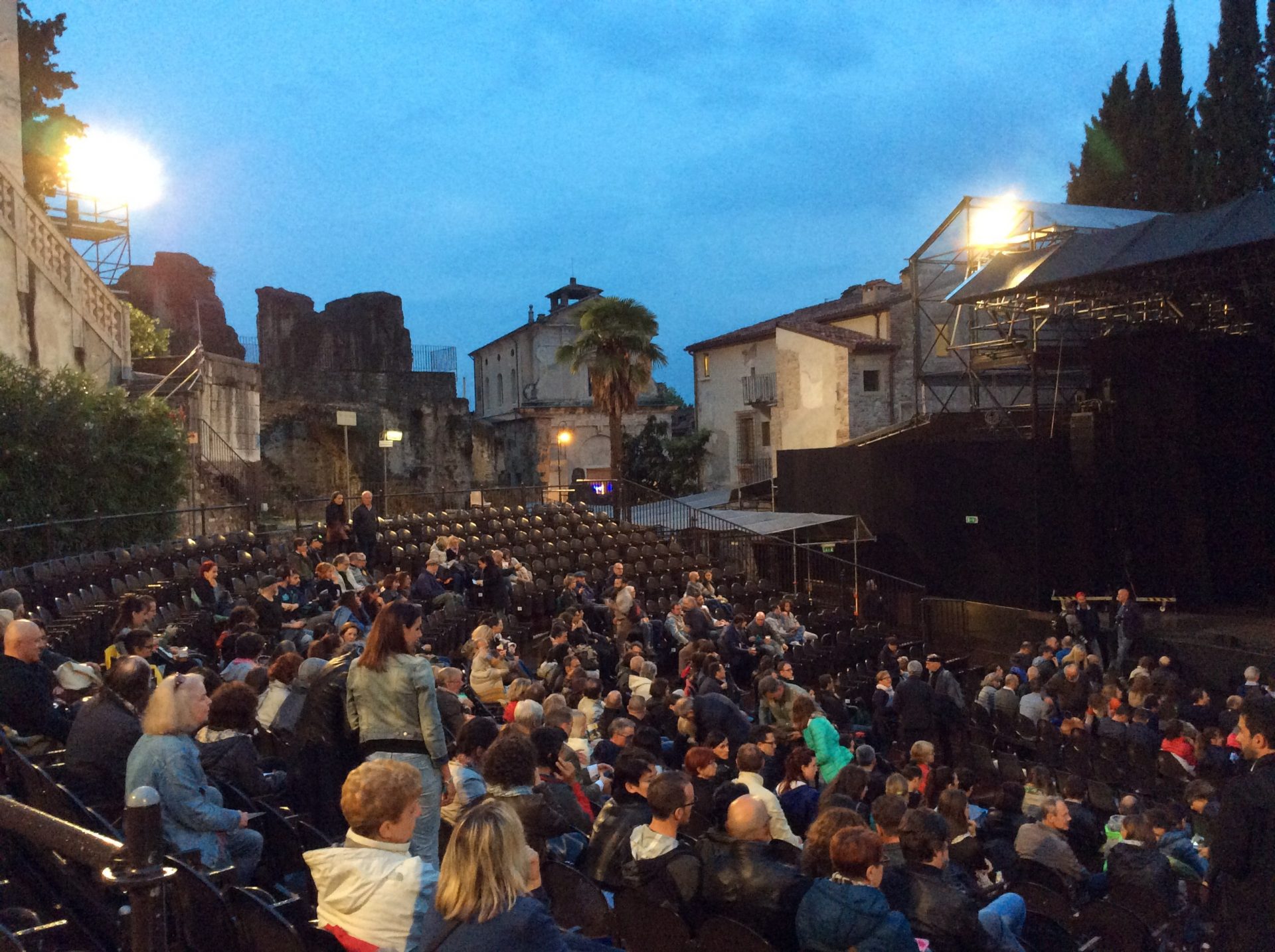 Godersi uno spettacolo all' Antico Teatro Romano di Verona Music Postcards