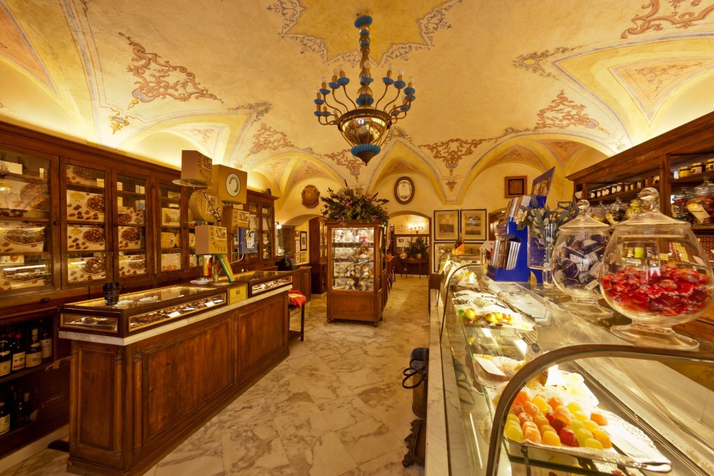 L'interno della pasticceria