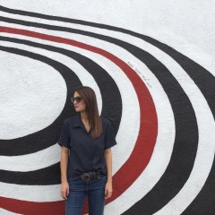 UN SELFIE DAVANTI AL MURALES CHE APPARE SULLA COPERTINA DI FIGURE8 DI ELLIOTT SMITH