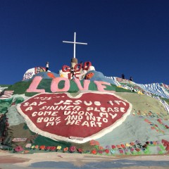 SALVATION MOUNTAIN. NELLE TERRE SELVAGGE DELLA CALIFORNIA PER CERCARE LA LOCATION CHE APPARE NEL FILM IN TO THE WILD DI SEAN PENN