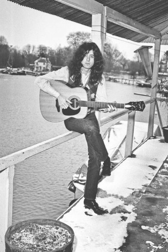 Jimmy Page in uno scatto presso la sua casa galleggiante