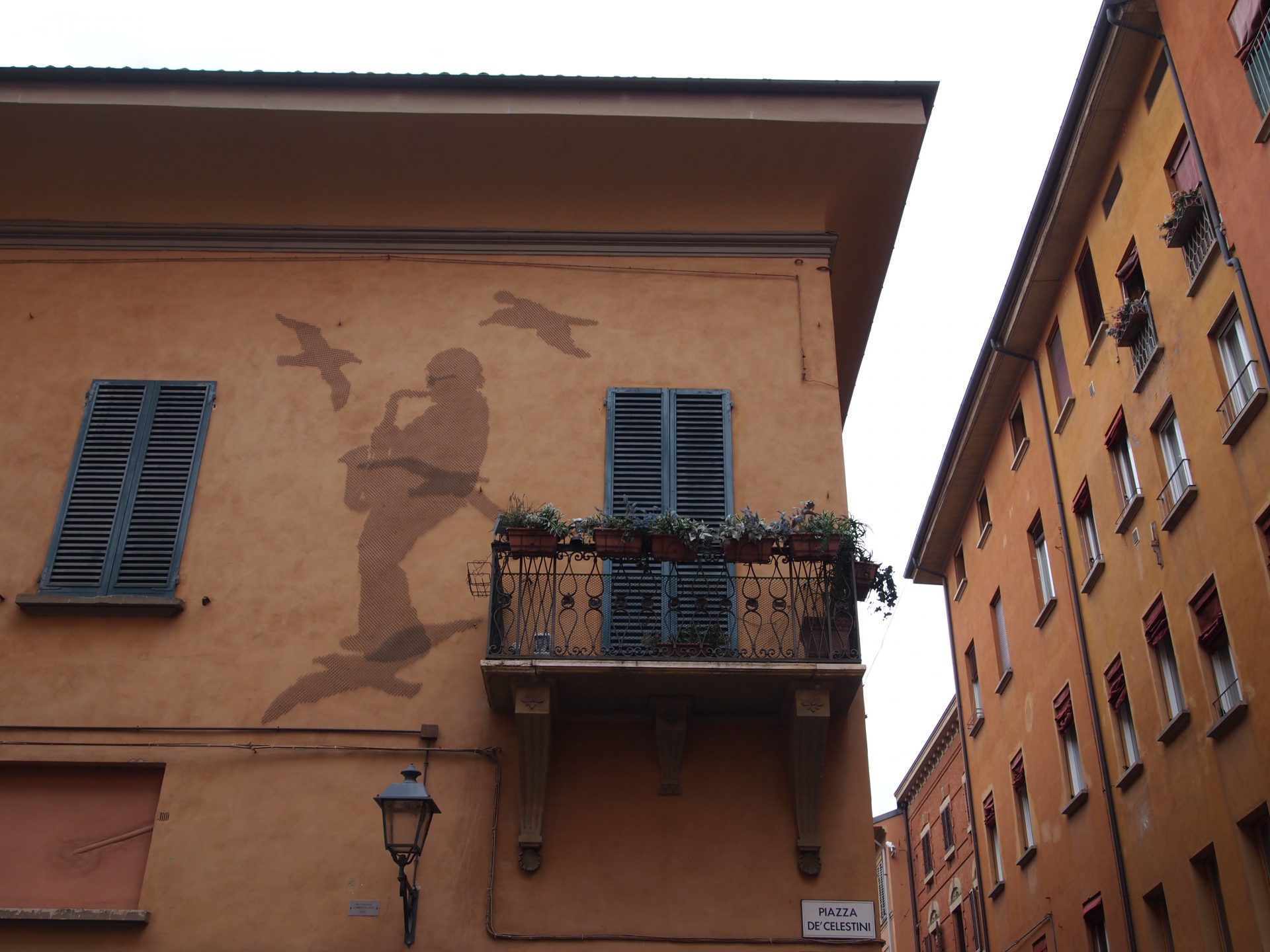 La facciata della casa di Lucio, foto di Annovi