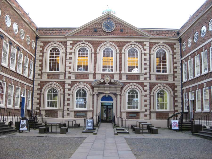 L'entrata del Bluecoat