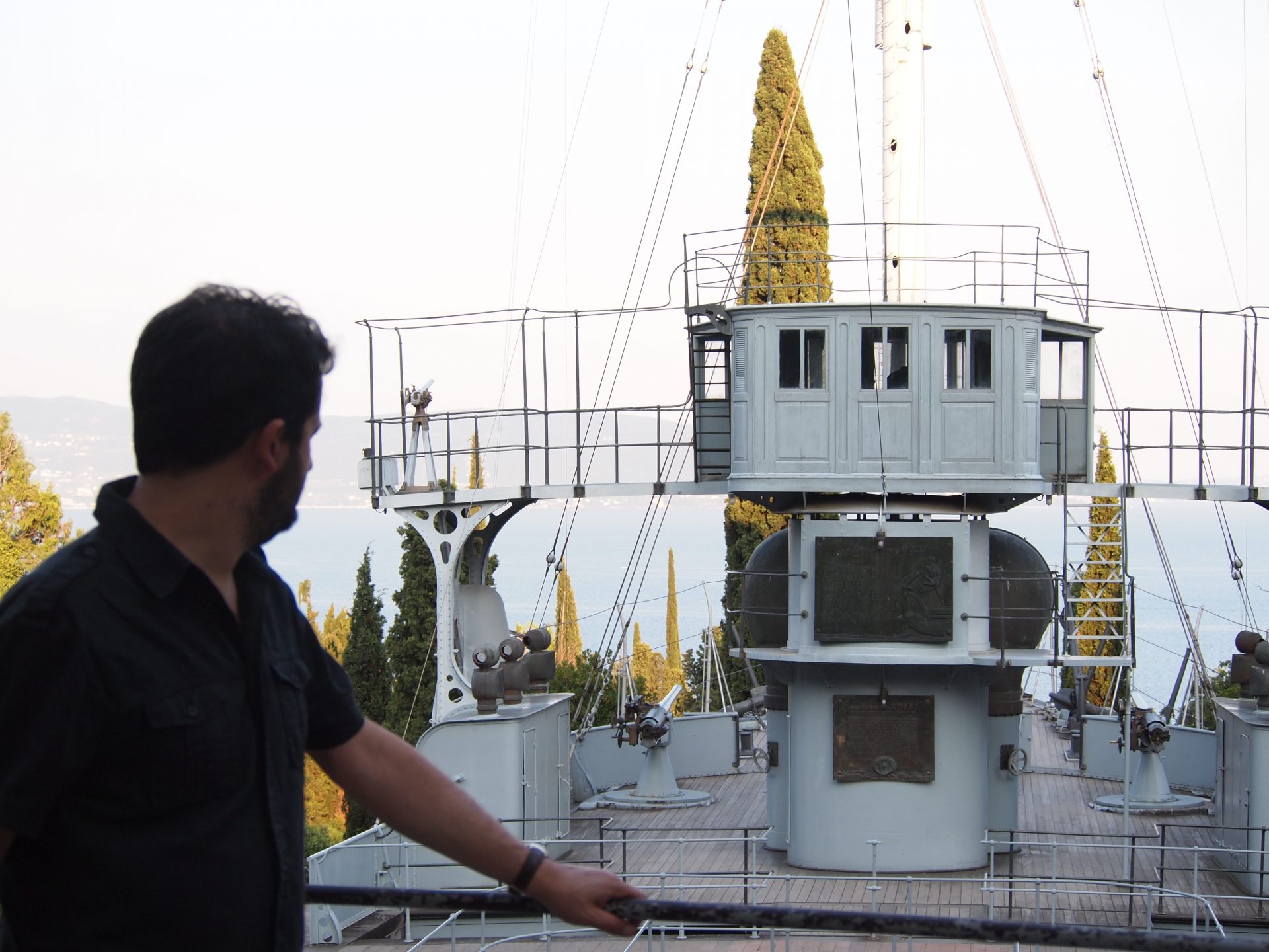 Marco davanti alla Nave Puglia