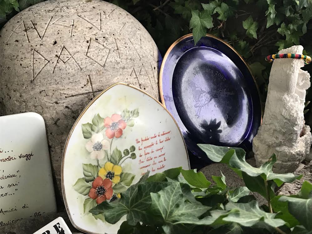 Cimeli e opere lasciati sulla tomba di Augusto, foto di GLoria Annovi