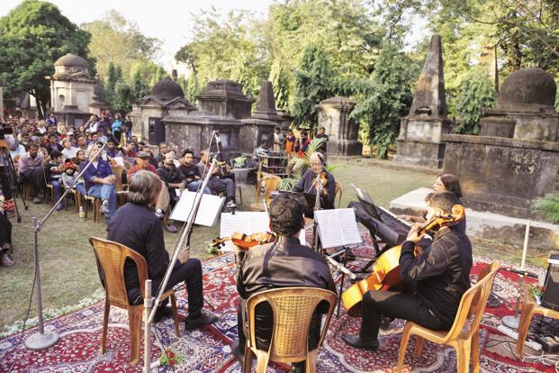 CONCERTI E PERFORMANCE DA BRIVIDI (AL CIMITERO)