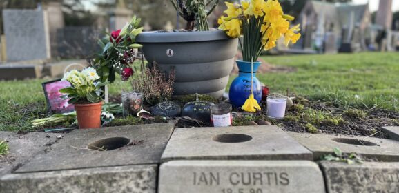 IN CERCA DELLA TOMBA DI IAN CURTIS