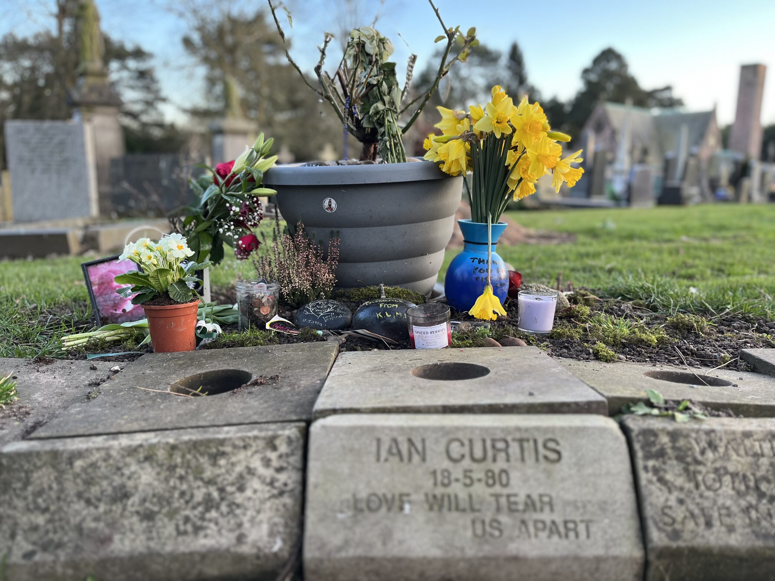 tomba di Ian Curtis foto di Gloria Annovi